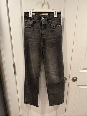 Levi’s women’s ribcage straight ankle jeans in distressed black. Size 23